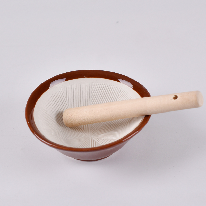 Cozinha, tigela de argamassa cerâmica com pilão de madeira para moagem e esmagamento sementes, ervas e ..,