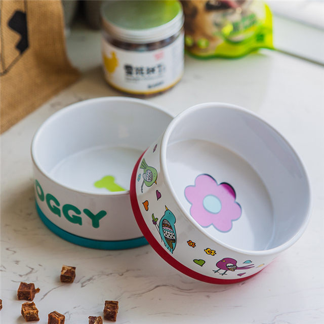 com circular impresso pequena flor impressa na parte inferior da tigela