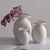 Vasos de cerâmica artesanais esculpidos de serenidade para espaços de discernimento