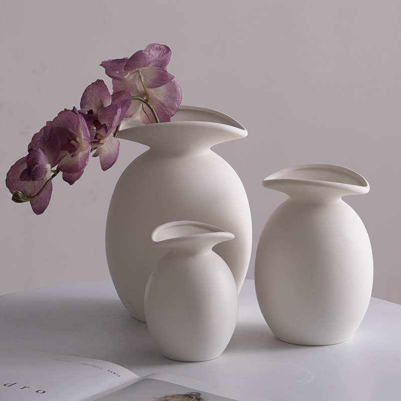 Vasos de cerâmica artesanais esculpidos de serenidade para espaços de discernimento