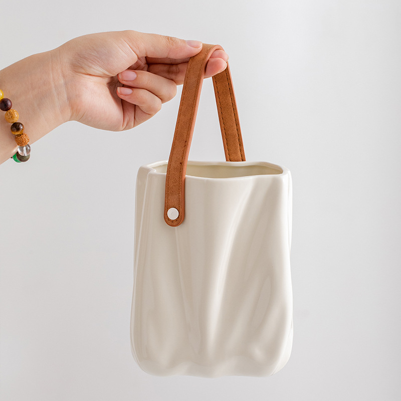 Design de estilo de bolsa, vasos cerâmicos brancos, cinza e pretos