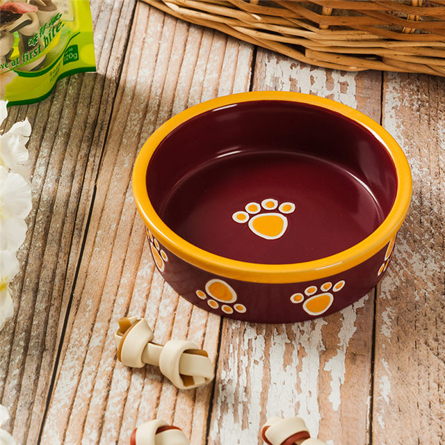 Bacia redonda da cor do café Bacia da borda inferior Impressão de pegadas de cachorro de imagem Tigela de cerâmica para cães Alimentador de cerâmica para animais