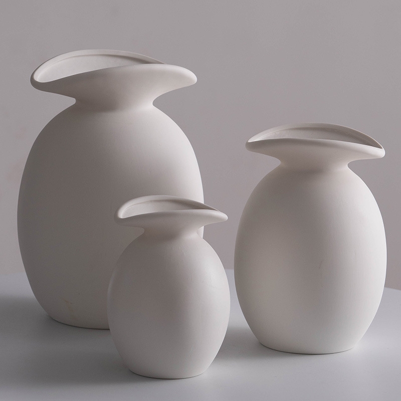 Vasos de cerâmica artesanais esculpidos de serenidade para espaços de discernimento