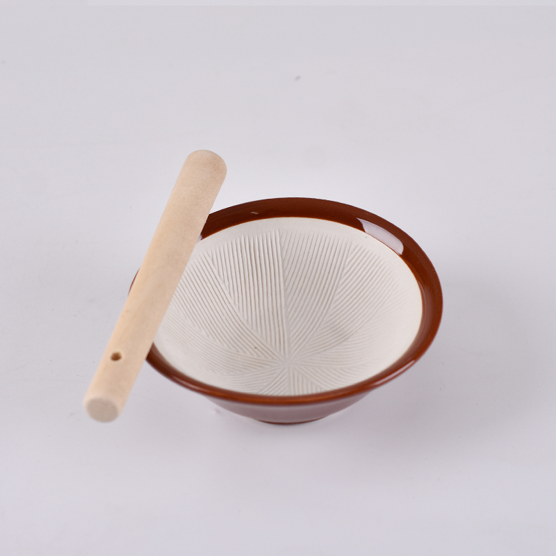 Cozinha, tigela de argamassa cerâmica com pilão de madeira para moagem e esmagamento sementes, ervas e ..,