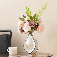 Vaso de cerâmica moderno com babados por atacado com conjunto de flores artificiais, peça central de arranjo floral personalizável OEM/ODM para decoração de hotéis domésticos