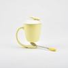 Canecas de suspensão feitas sob encomenda da decoração home da cor amarela que flutuam a caneca de café cerâmica com punho e tampa