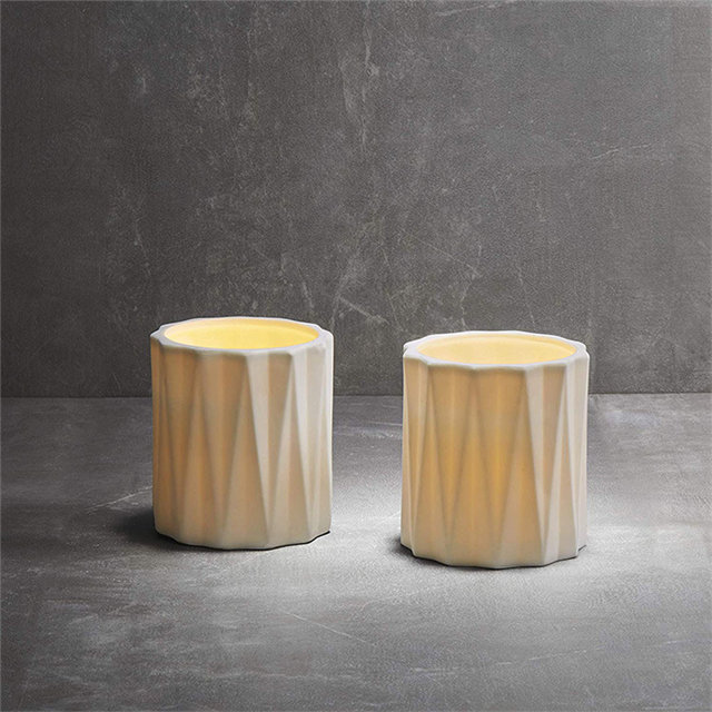 Copo de vela cerâmica de tira branca em relevo