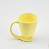 Canecas de suspensão feitas sob encomenda da decoração home da cor amarela que flutuam a caneca de café cerâmica com punho e tampa