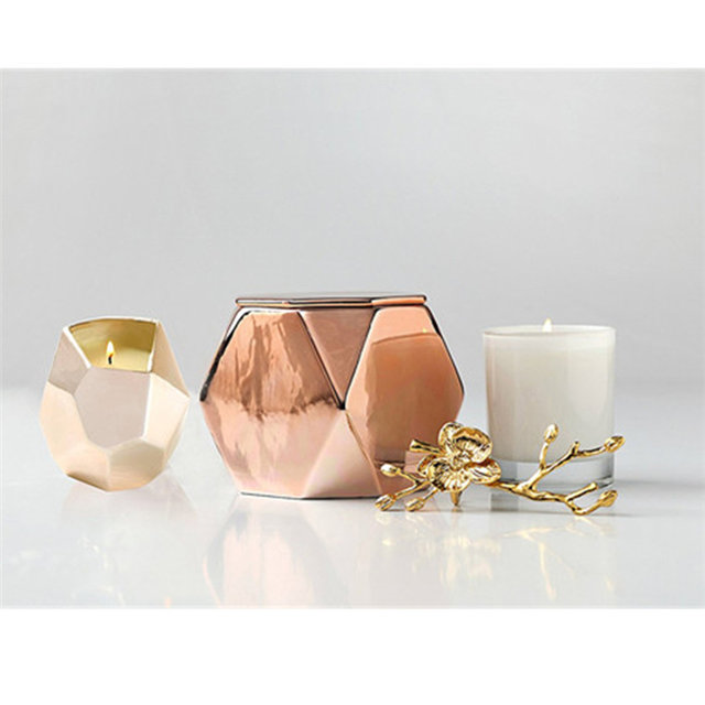 com copo de cerâmica em losango e losango em ouro galvanizado