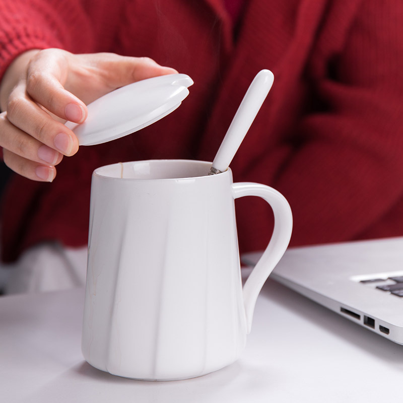 Caixa de presente de logotipo personalizado conjunto de caneca de café de porcelana Alças de madeira 400 ml Conjunto de caneca de cerâmica preto e branco