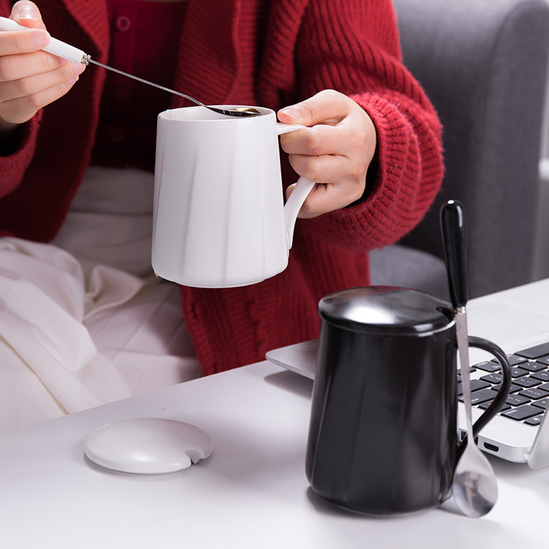 Caixa de presente de logotipo personalizado conjunto de caneca de café de porcelana Alças de madeira 400 ml Conjunto de caneca de cerâmica preto e branco