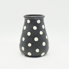 Vitrificado preto com vaso de cerâmica de boca larga com pontos brancos