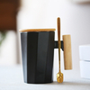 caixa de presente com logotipo personalizado caneca de café em porcelana 400 ml Preto 、 branco Combine tampas de copo de madeira com alças de madeira Estilo de linha Copo de cerâmica