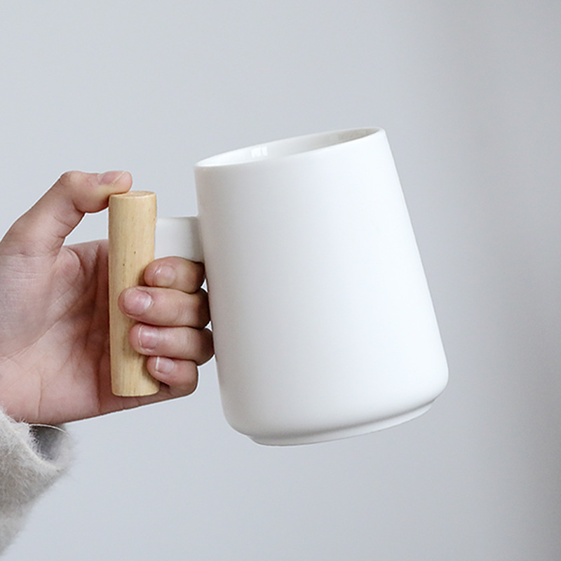 caixa de presente com logotipo personalizado caneca de café em porcelana 360 ml Preto 、 branco Combine tampas de copo de madeira com alças de madeira Copo de cerâmica