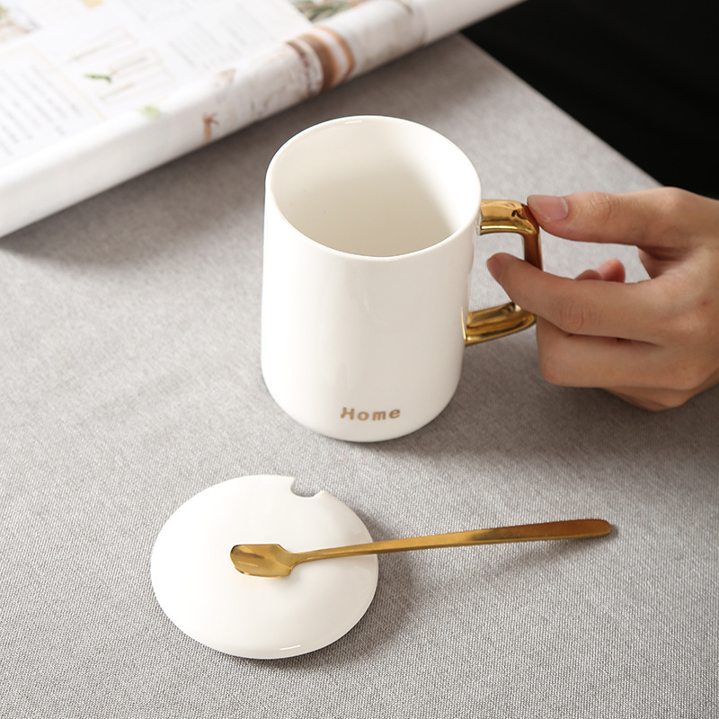 caixa de presente com logotipo personalizado caneca de café em porcelana 360 ml Preto 、 esmalte vitrificado Alças de ouro com tampa de copo de cerâmica Copo de cerâmica