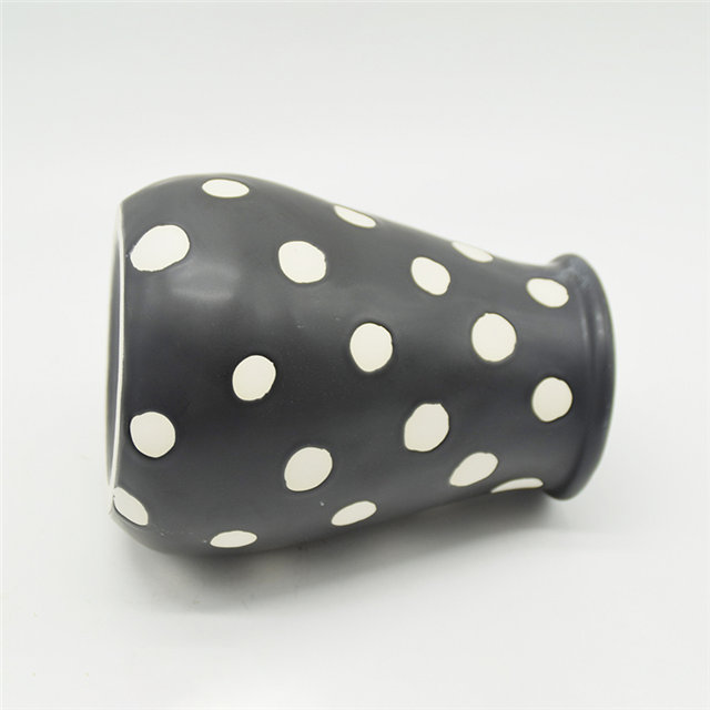 Vitrificado preto com vaso de cerâmica de boca larga com pontos brancos