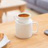 Uma xícara de café de cerâmica branca que pode ser usada nos dois lados