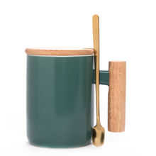 Caneca de café de porcelana de logotipo personalizado conjunto de copos de cerâmica com cabo de madeira com tampa de bambu e colher de metal conjunto de copos de cerâmica