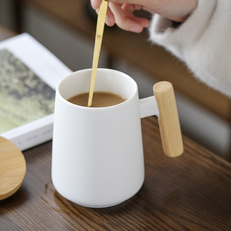 caixa de presente com logotipo personalizado caneca de café em porcelana 360 ml Preto 、 branco Combine tampas de copo de madeira com alças de madeira Copo de cerâmica