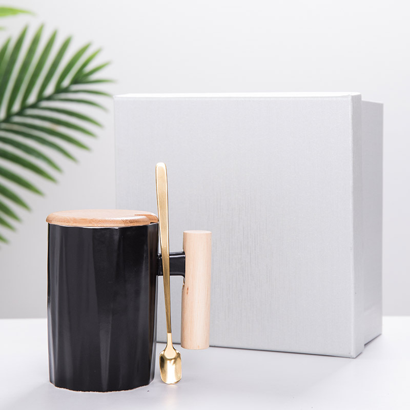 caixa de presente com logotipo personalizado caneca de café em porcelana 400 ml Preto 、 branco Combine tampas de copo de madeira com alças de madeira Estilo de linha Copo de cerâmica