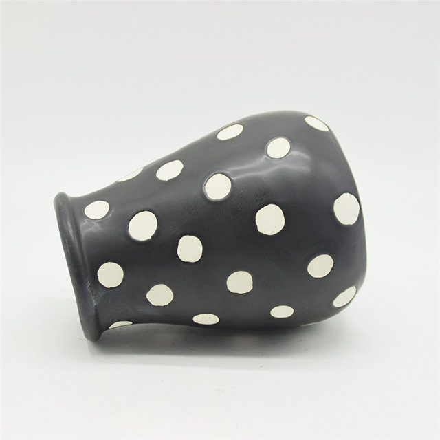 Vitrificado preto com vaso de cerâmica de boca larga com pontos brancos