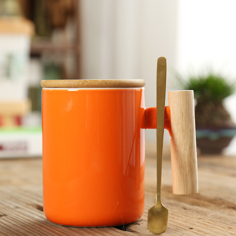Caneca de café de porcelana de logotipo personalizado conjunto de copos de cerâmica com cabo de madeira com tampa de bambu e colher de metal conjunto de copos de cerâmica