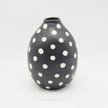 Preto vitrificado com vaso de cerâmica estilo pontos brancos de rugby
