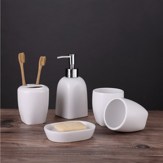 Conjunto de cor branca Cinco acessórios de casa de banho sanitários de uso familiar de banheiro Acessórios de banheiro Conjunto de banheiro de cerâmica
